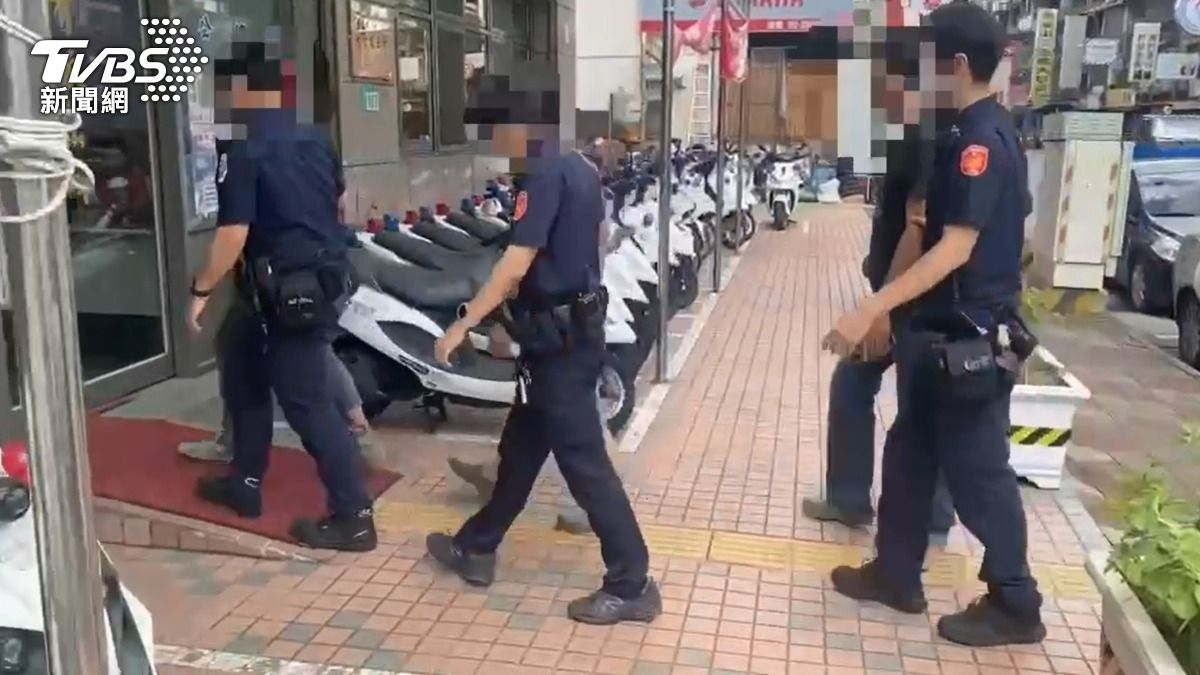 三重行車糾紛3打1!機車騎士按喇叭惹怒駕駛 他慘被拖下車圍毆