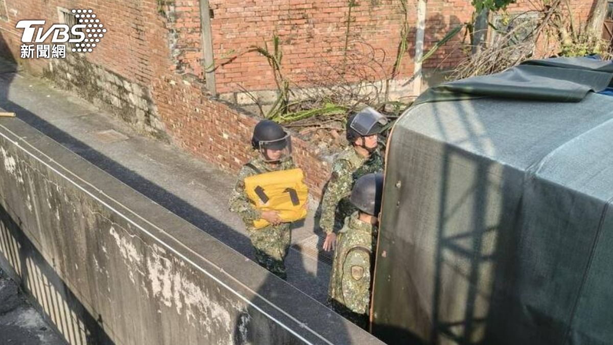 廢鐵堆驚見未爆彈！突冒白煙　拾荒翁「摔彈阻救」嚇壞鄰居