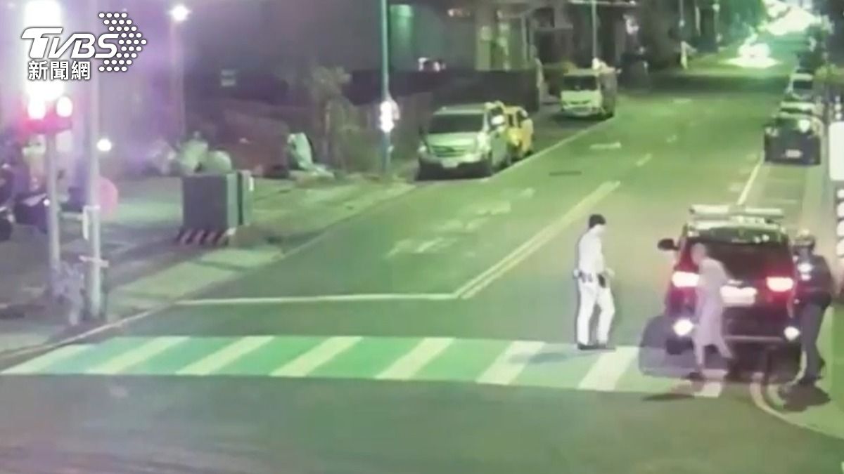 員警將失蹤老翁帶回派出所安置。（圖／TVBS）
