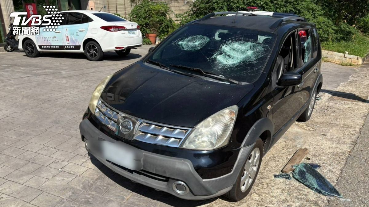 其中一輛黑色轎車遭砸。(圖/TVBS)