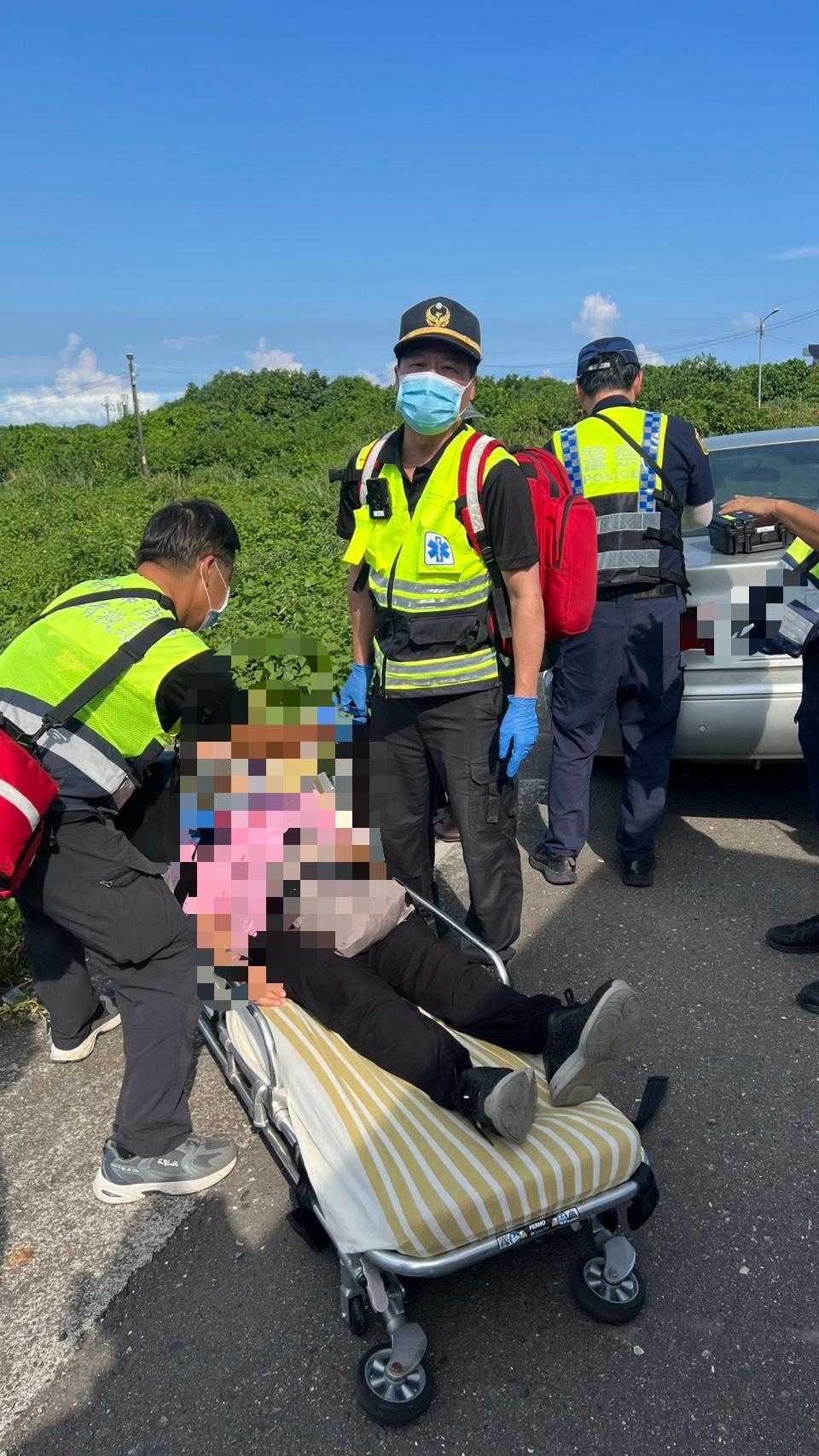 車上4人無明顯外傷,均送部立基隆醫院檢查。(圖/TVBS)
