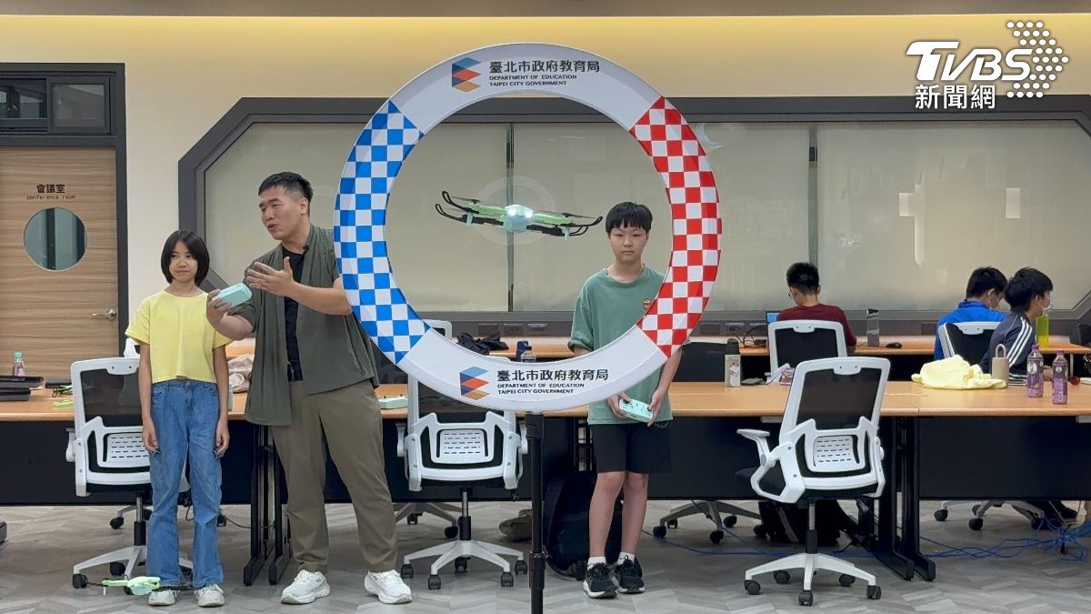 北市無人機教育中心內,參與飛手夏令營的學員們,實作學習、體驗操縱。(圖/TVBS)