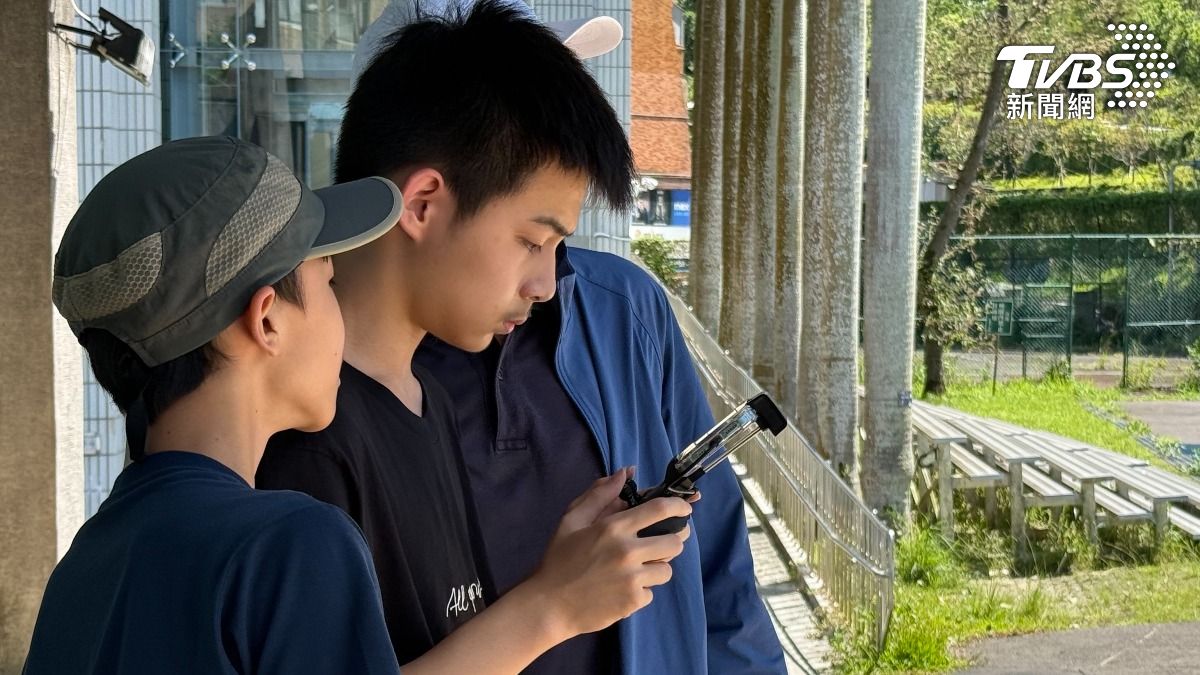 北市無人機教育中心內,參與飛手夏令營的學員們,實作學習、體驗操縱。(圖/TVBS)