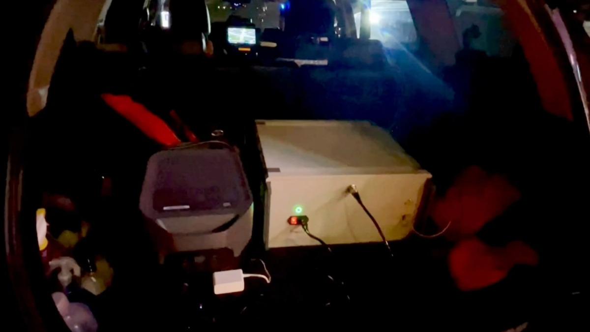 警方攔截可疑車輛，車上查獲中國製偽造基地台。（圖／TVBS）