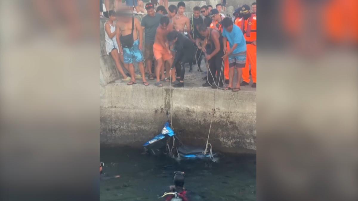 香港遊客疑似不熟機車操作，竟然直接暴衝，連人帶車落海，還好人自行游上岸，但機車沉落海底海，海巡出動綁繩救車（圖／翻攝Threads__10zlny）
