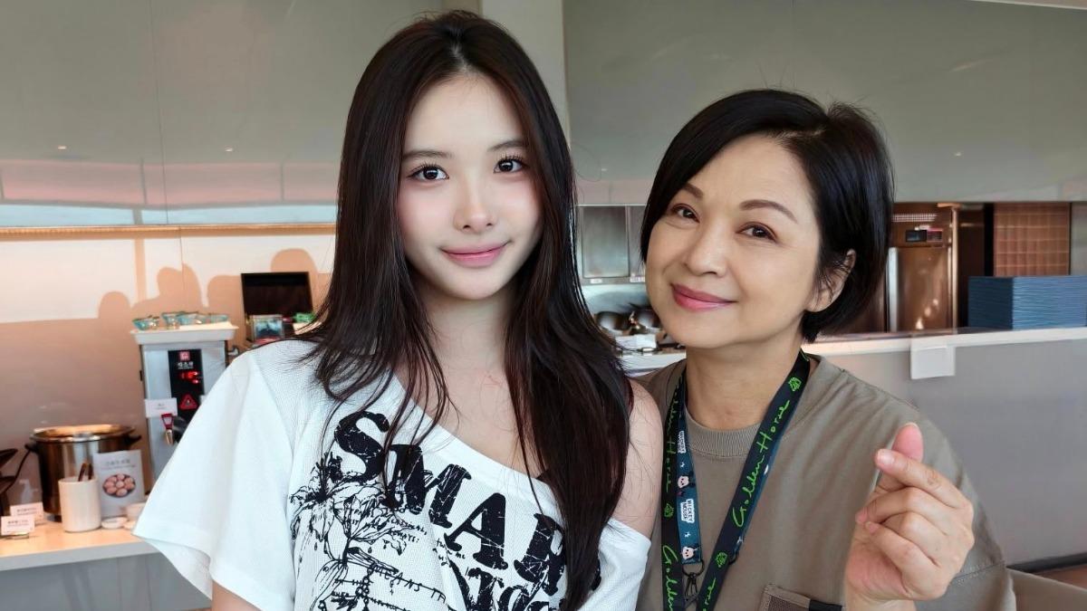 蔡詩萍先前曬出女兒與金馬影后楊貴媚的合影,出眾外貌掀起討論。(圖/翻攝自臉書)