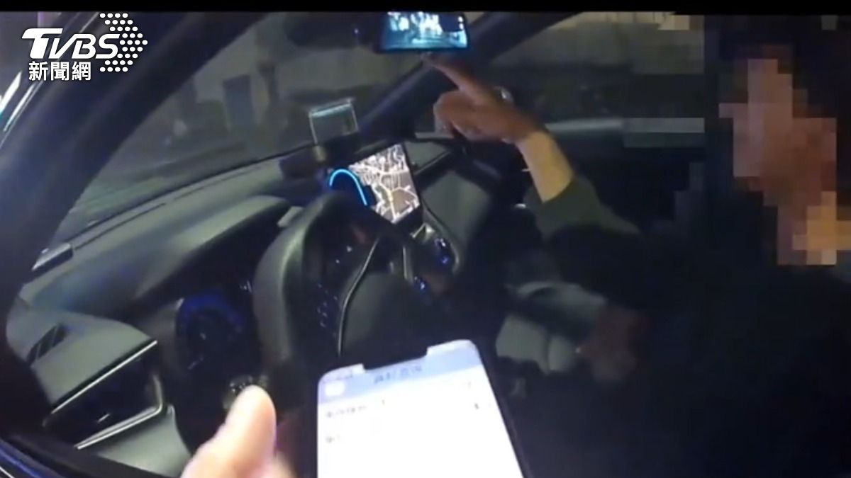 多元計程車司機違規遭攔查，卻跟員警說有禮讓行人。（圖／TVBS）