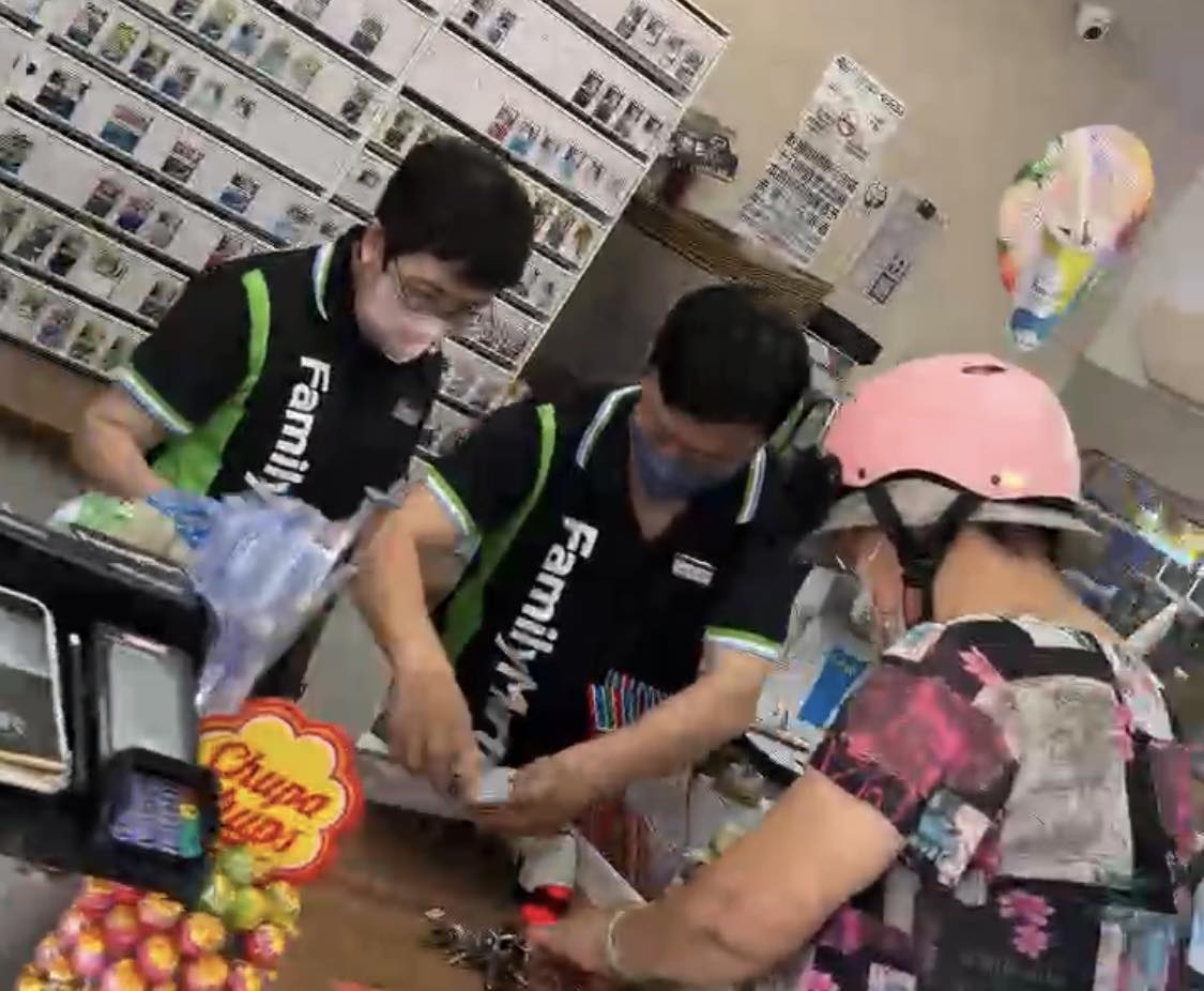 行政院南部服務中心副執行長陳慧玲被民眾直擊轉職成超商店員(圖/擷取Facebook老高漫談臉書專頁)