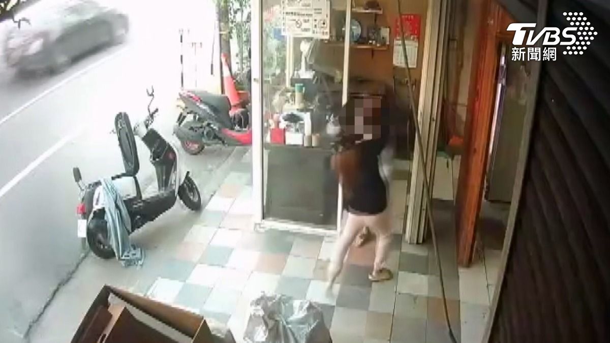黑衣女子騎乘機車來到檳榔攤前,一下車就從車廂拿出一塊磚頭,走進店內朝女店員頭部攻擊(圖/TVBS)