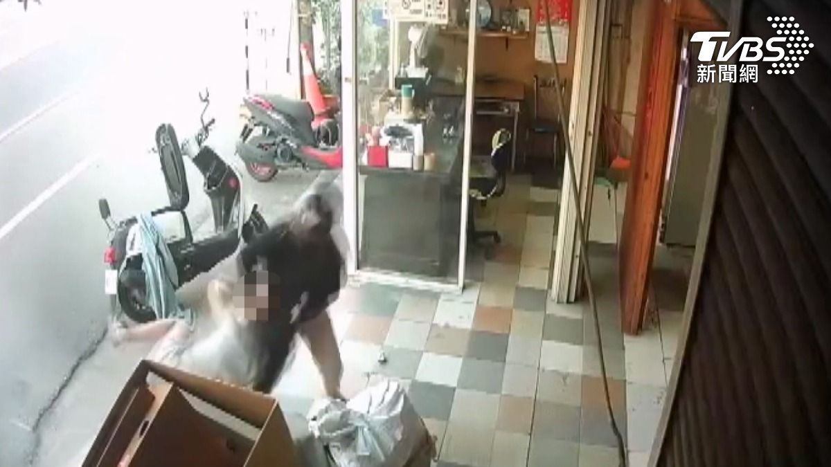 雙方拉扯過程中,女店員重摔在地,但女子還不罷手,多次揮拳,情緒相當激動(圖/TVBS)