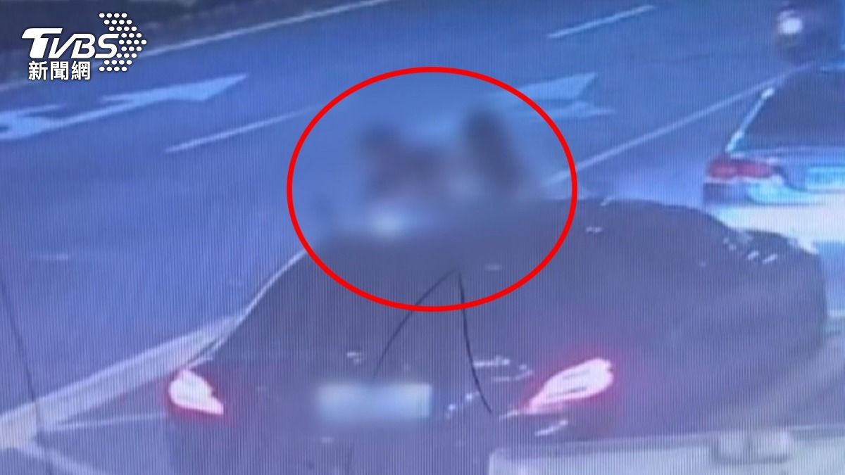 獨/最新畫面曝!女子偷開男友進口車,遭男友騎機車追撞。(圖/TVBS)