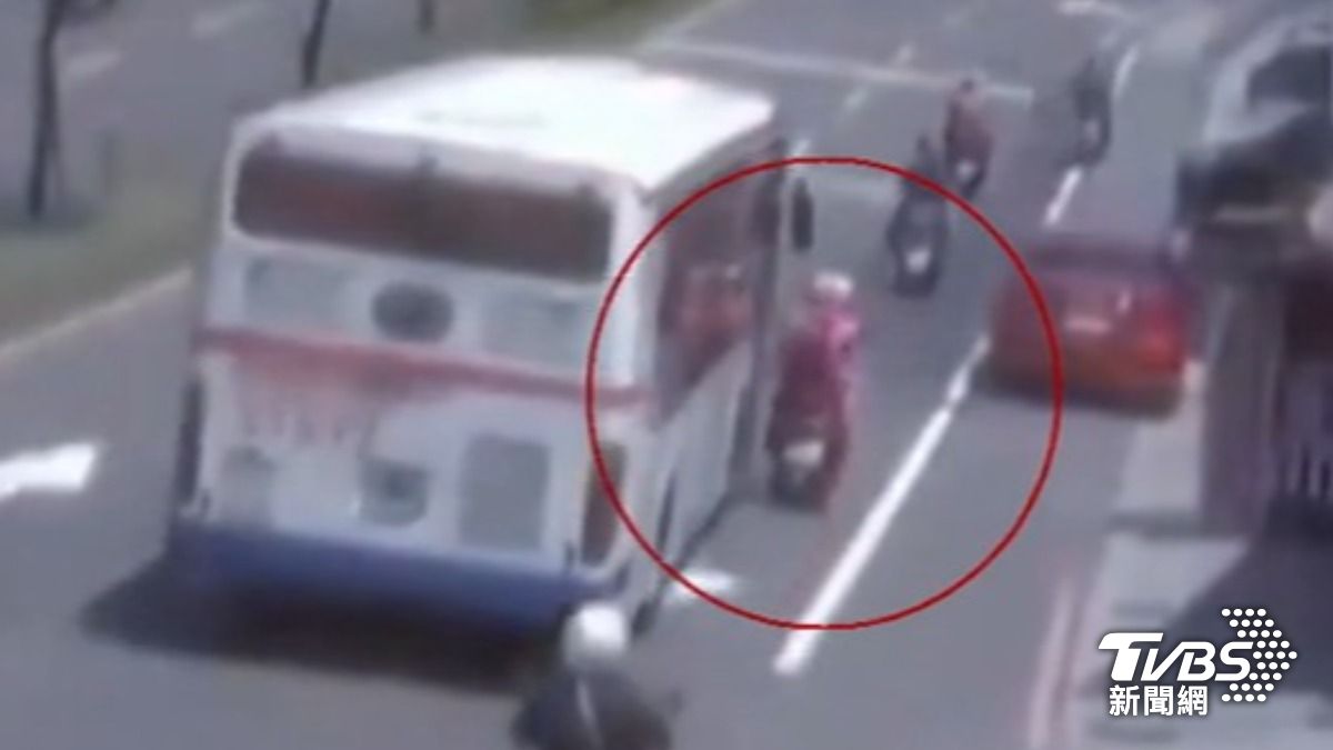 七旬夫妻遭公車撞飛「滿臉是血」，司機遭控不救人還開罵。（圖／TVBS）