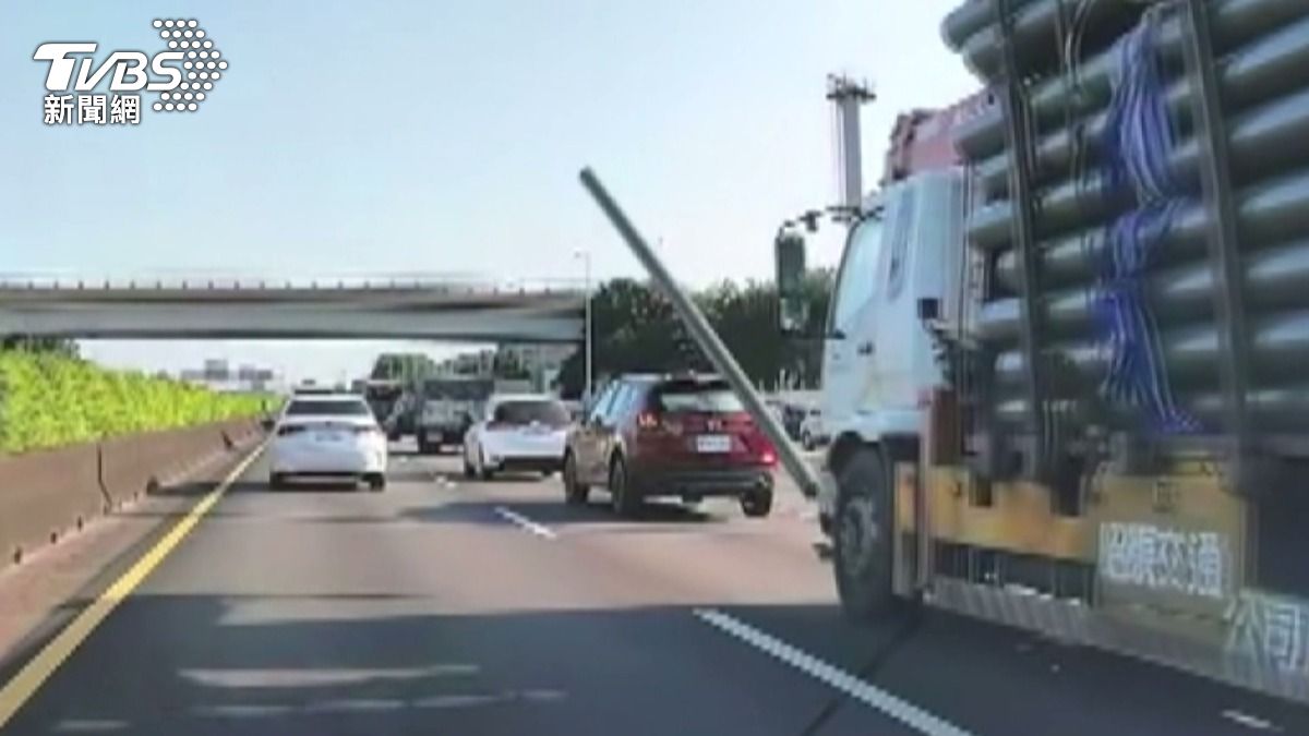  國道危機！20車爆胎坑洞國賠超傻眼　車主怒「鋁框全毀」。(圖／TVBS)
