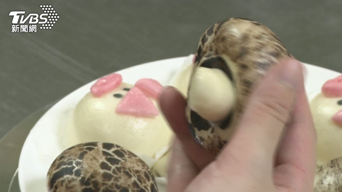 香菇包外型逼真，實際上是奶黃包或芝麻口味的包子 。(圖／TVBS)