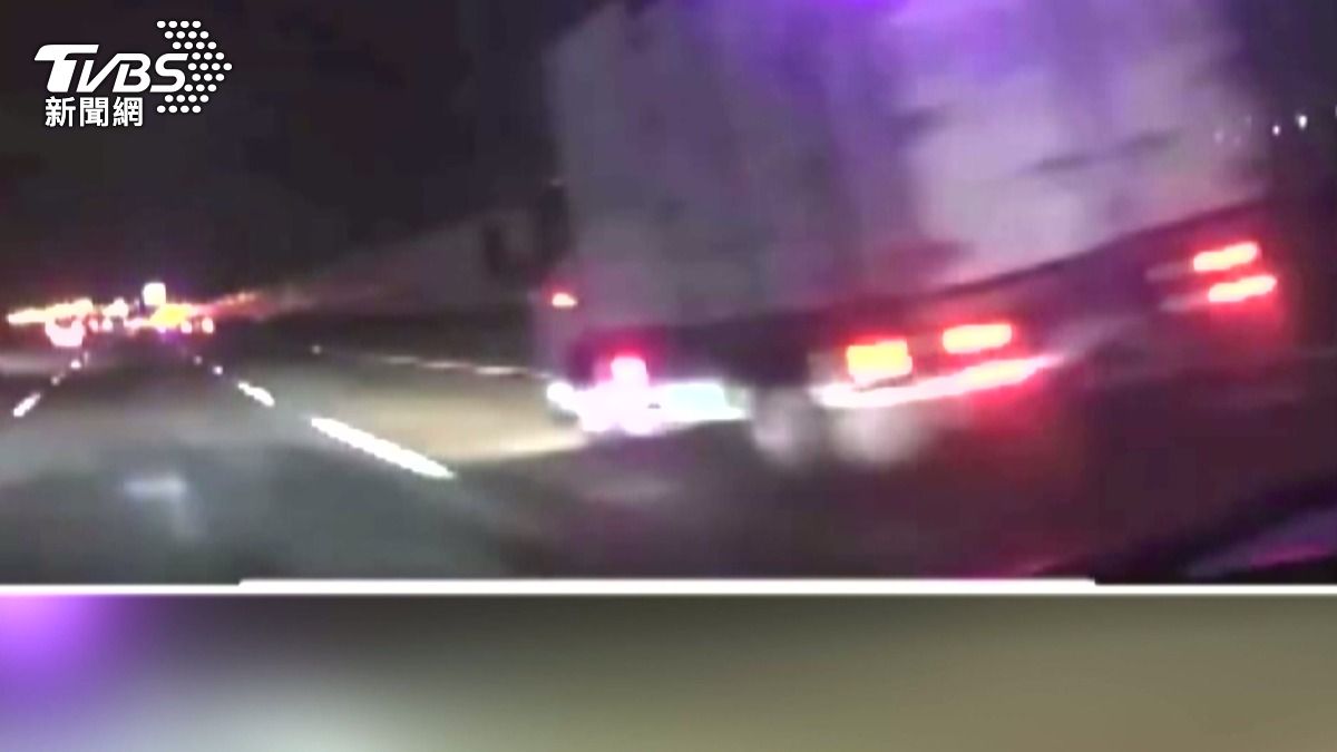  國道危機！20車爆胎坑洞國賠超傻眼　車主怒「鋁框全毀」。(圖／TVBS)