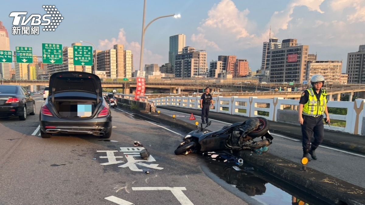 機車騎士彈飛快車道又遭撞。（圖／TVBS）
