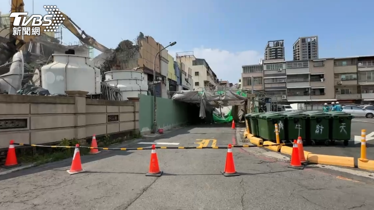 高雄三民區大樓拆除工程，疑外部飾板過重，壓垮整座鷹架，工務局開罰9萬並勒令停工。（圖／TVBS）