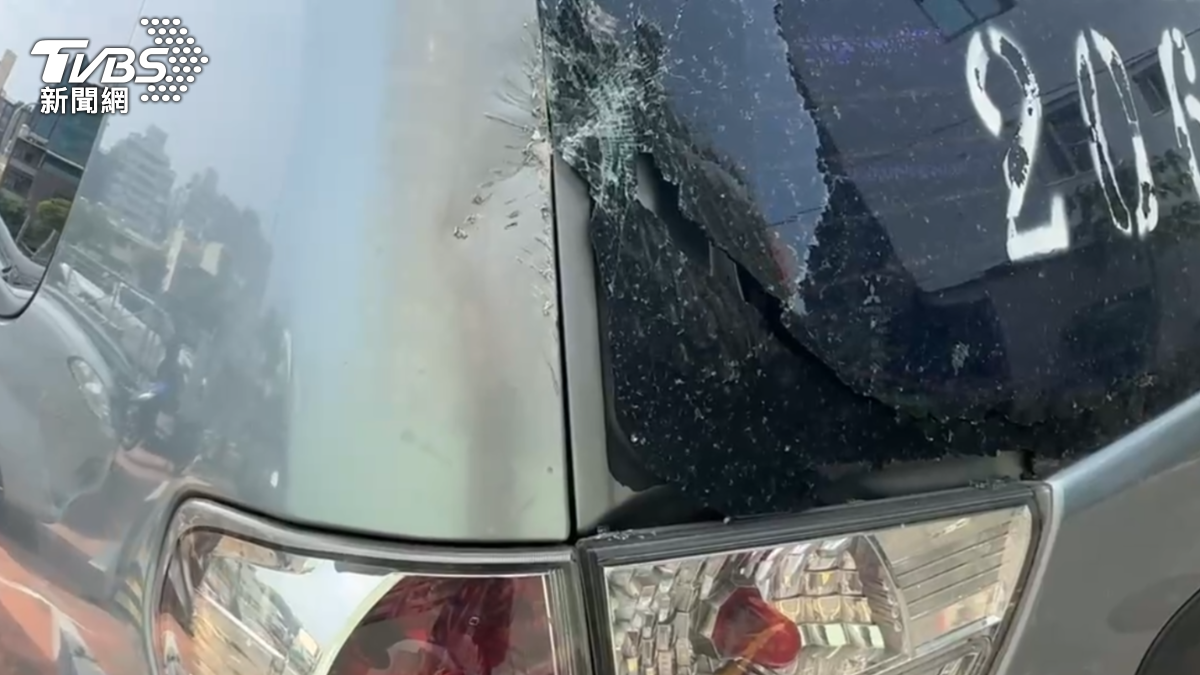 鷹架倒塌波及1部汽車和1部機車，其中汽車擋風玻璃龜裂，板金凹陷，幸無人受傷。（圖／TVBS）