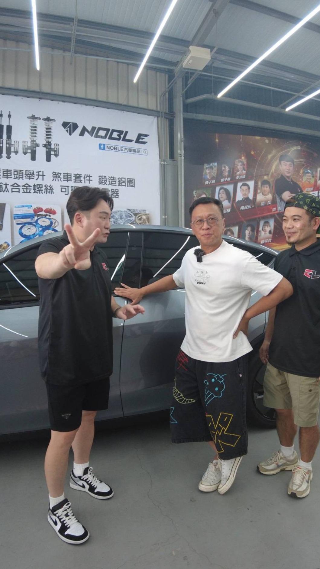 游安順(中)跟愛車合照。(圖/民視提供)