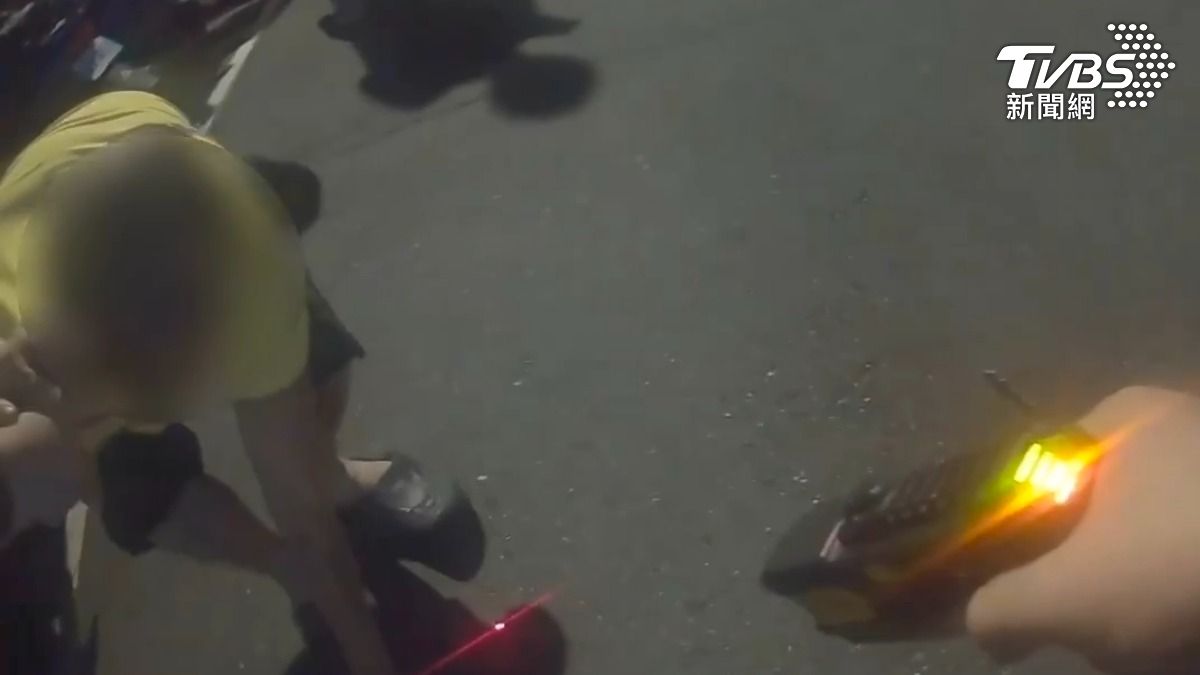還反抗!中和男「拒檢丟毒」 警用「電擊槍」迅速壓制