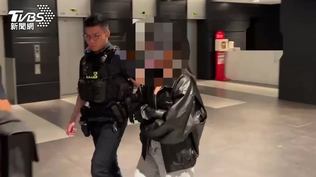 菲籍男已完成變性手術一身女裝被帶回警局。(圖/TVBS)