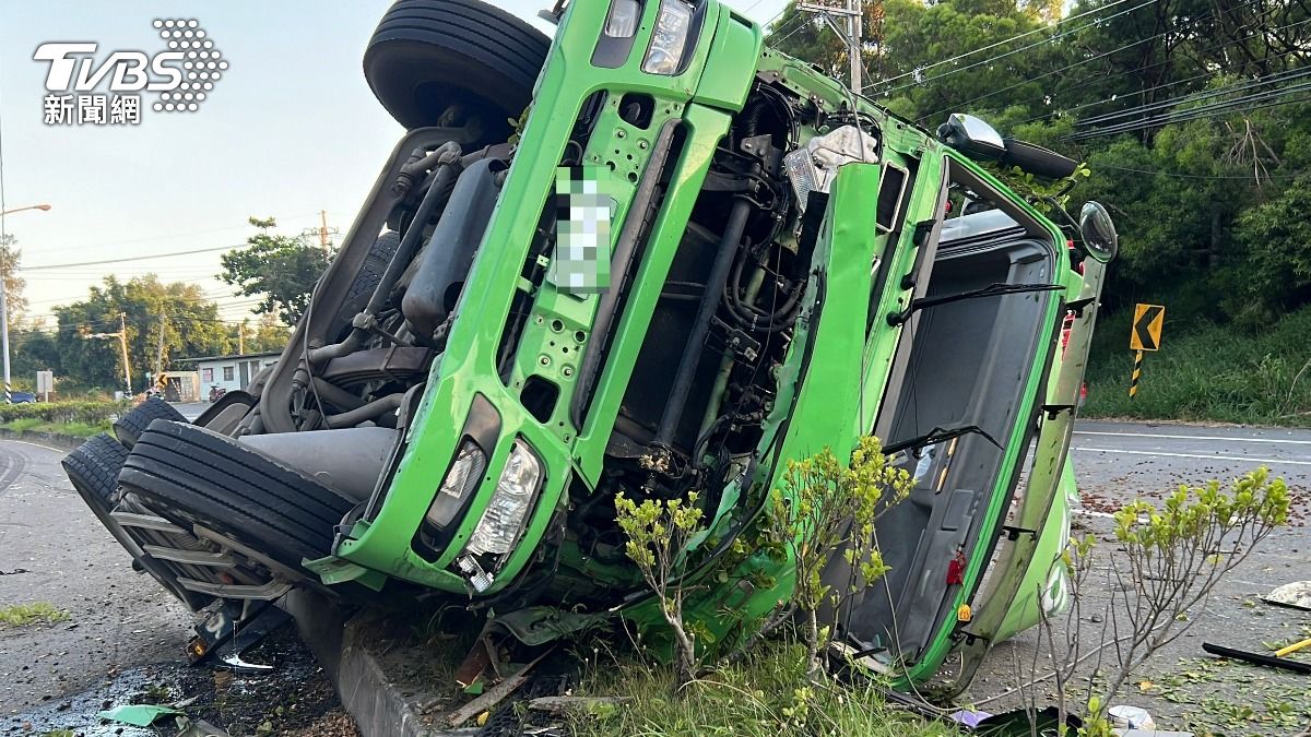 苗栗聯結車過彎翻覆!頭身分離破碎快解體 梅子撒一地