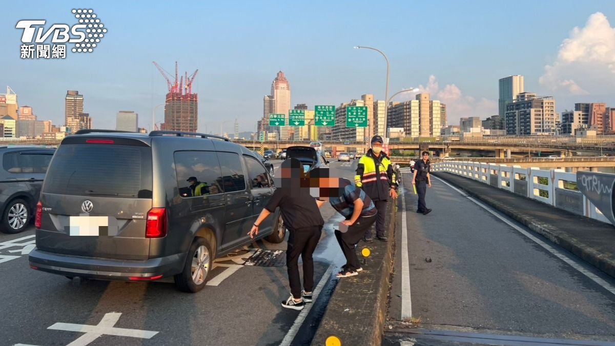 騎士自撞後彈飛至快車道又遭2輛汽車撞上。(圖/TVBS)