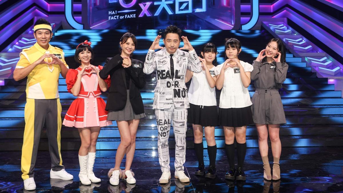香蕉哥哥(左起)、草莓姐姐、亞里、左左右右和鍾依芹日前錄影。(圖/公視提供)