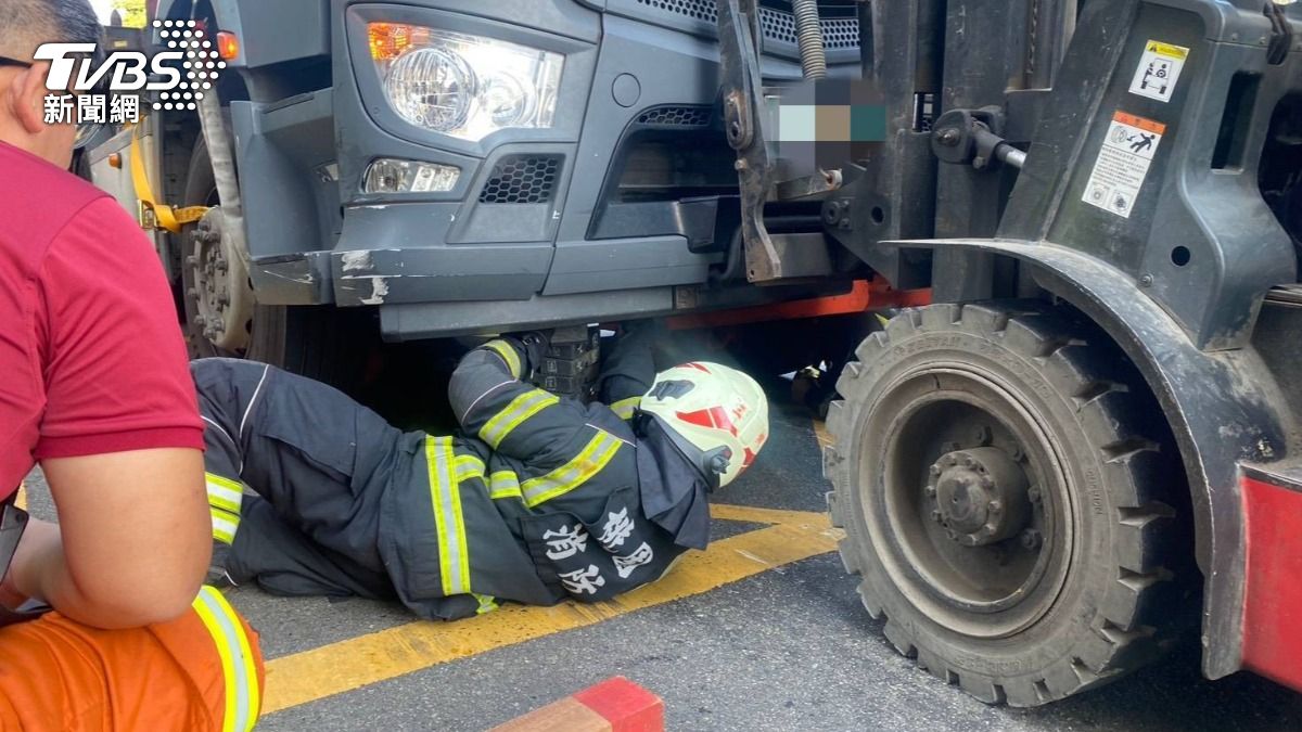 女子被捲入車底,明顯死亡。(圖/TVBS)