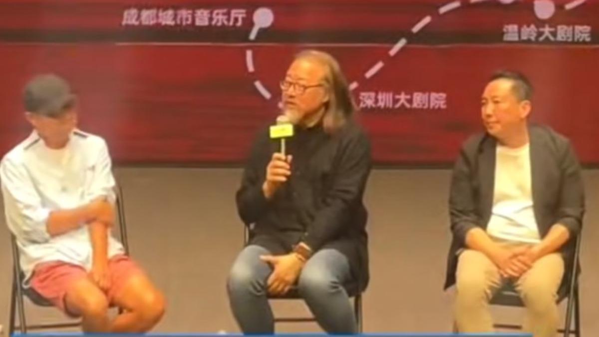 屈中恆(右)被嗆吸毒藝人表情尷尬。(圖/翻攝自微博)