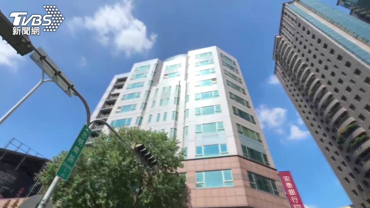 台中大樓阿伯「揮白衣求救」原來是管理員被反鎖頂樓「受困1小時」。(圖/TVBS)