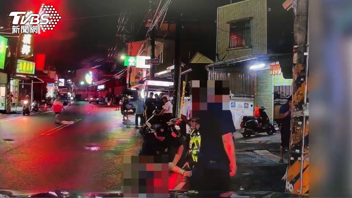 警方在處理現場,吳姓嫌犯竟手持剪刀返回現場,立即將其制伏逮捕(圖/TVBS)