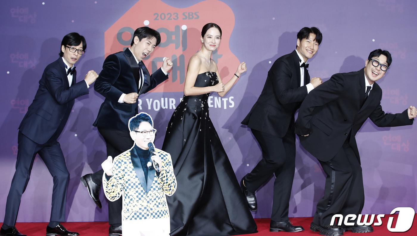 金鍾國(右二)因韓綜《RM》紅透亞洲,他也向節目班底報喜。(圖/news1提供)