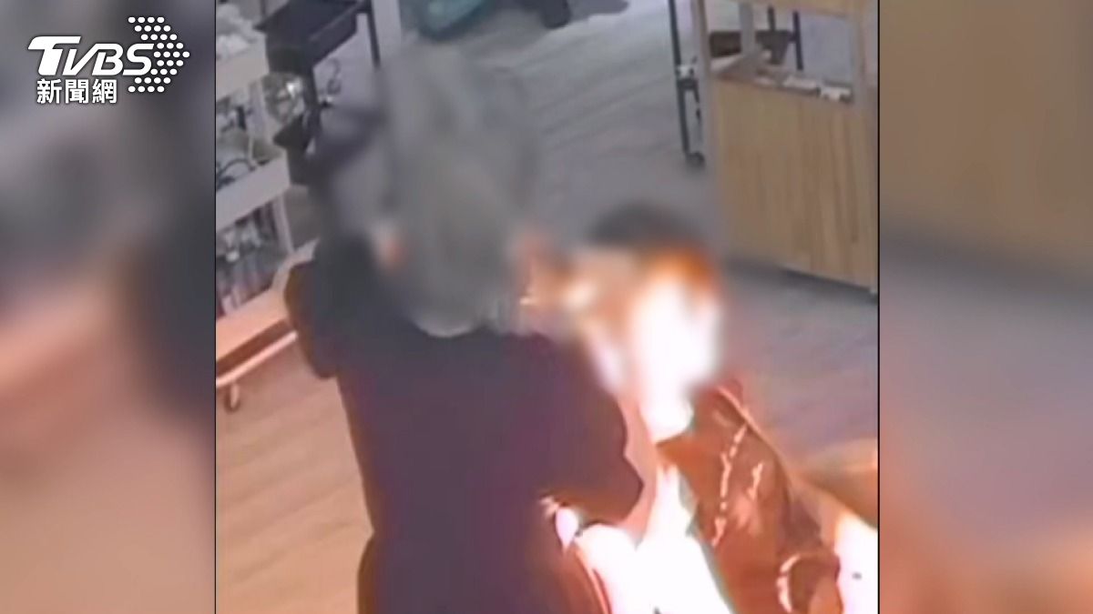 吹風機突冒火爆炸！台中髮廊師嚇傻　送修2次仍出事。(圖／TVBS)