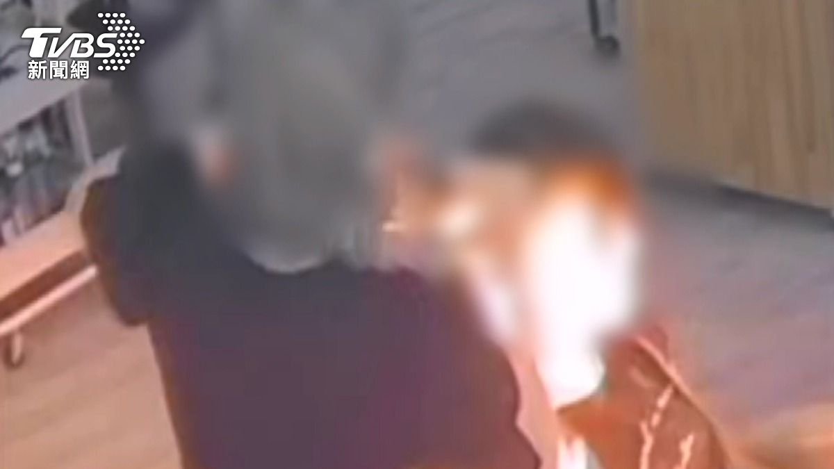 吹風機發出「碰」的一聲，伴隨著閃光爆炸。(圖／TVBS)