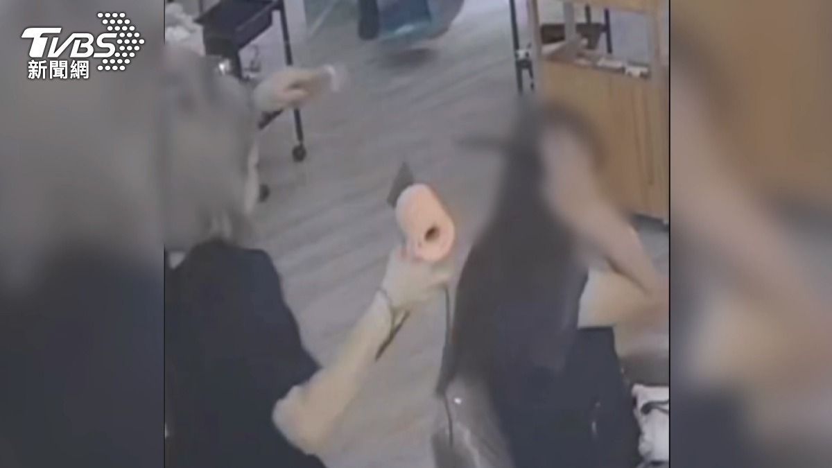 嚇壞了美髮師，也讓在場的客人驚魂未定。(圖／TVBS)