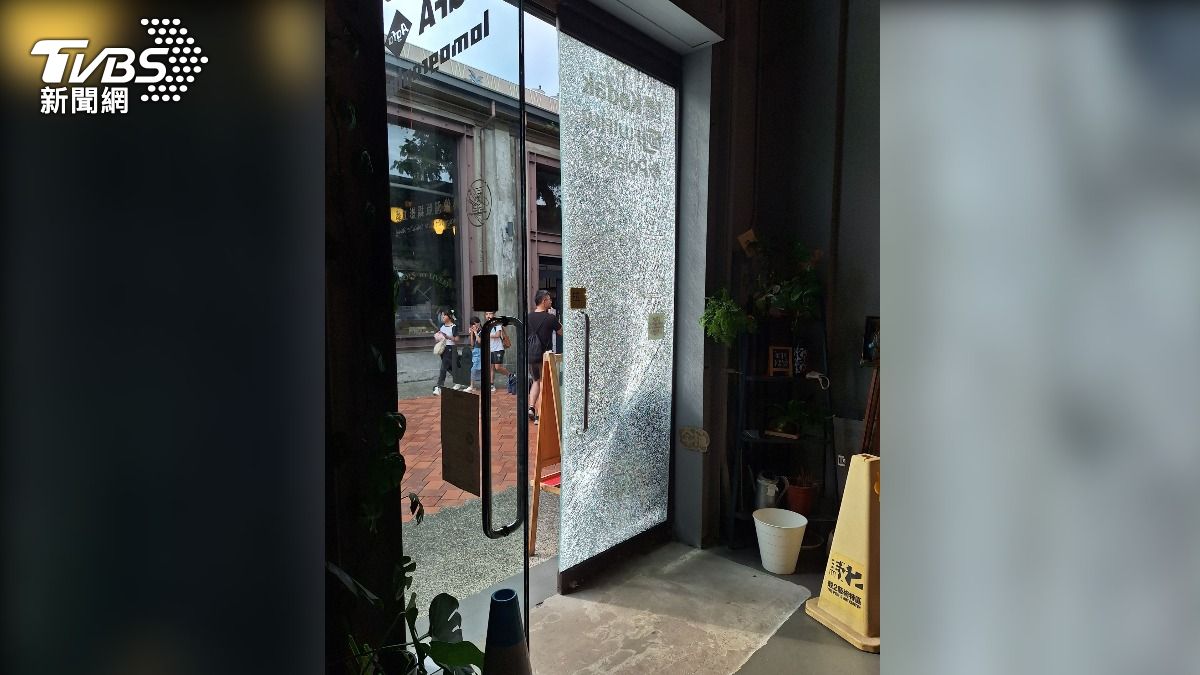 高雄「爆炸」熱！相機店「玻璃門突炸裂」，顧客嚇傻。（圖／店家提供）
