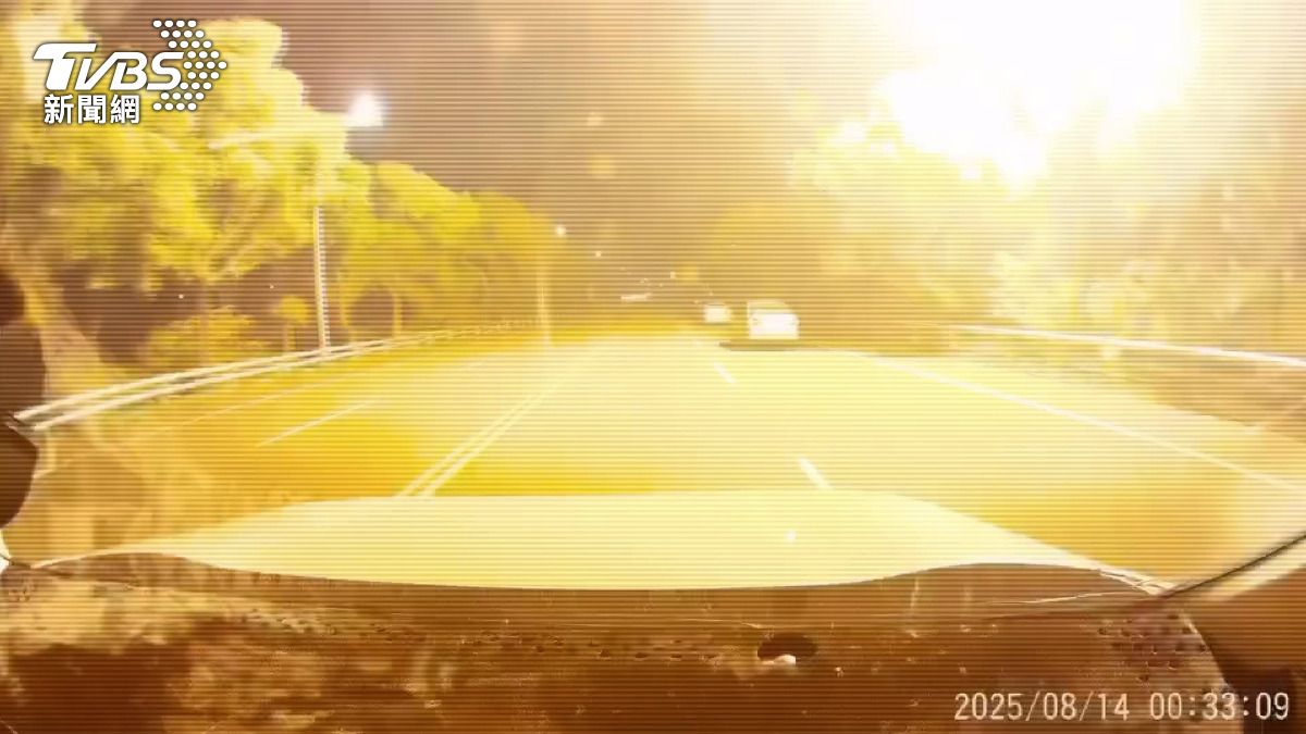 驚魂瞬間全都錄!雲林斗六路燈爆炸噴火花 台中鐵架墜落路口險砸人。(圖/民眾提供)