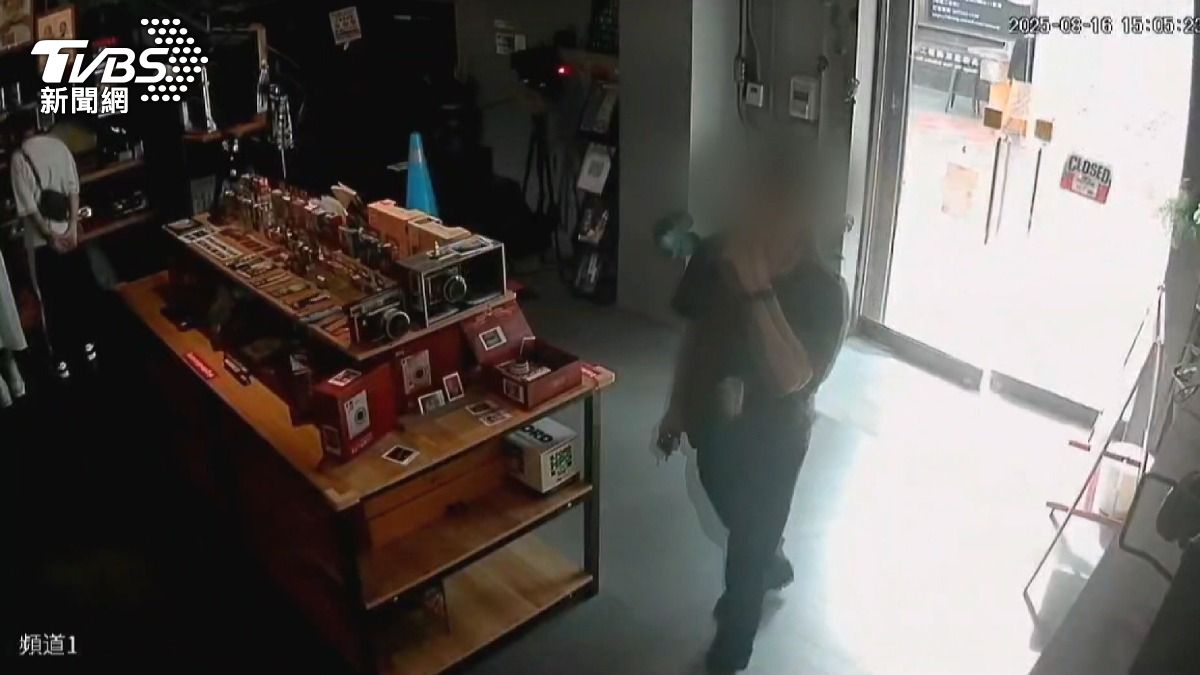 身穿黑衣的顧客，進門後才剛走了兩步，玻璃應聲破裂。（圖／店家提供）