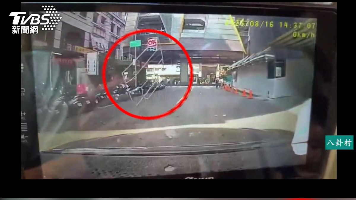 台中四維國小附近路口,一個大鐵架從天而降。(圖/民眾提供)