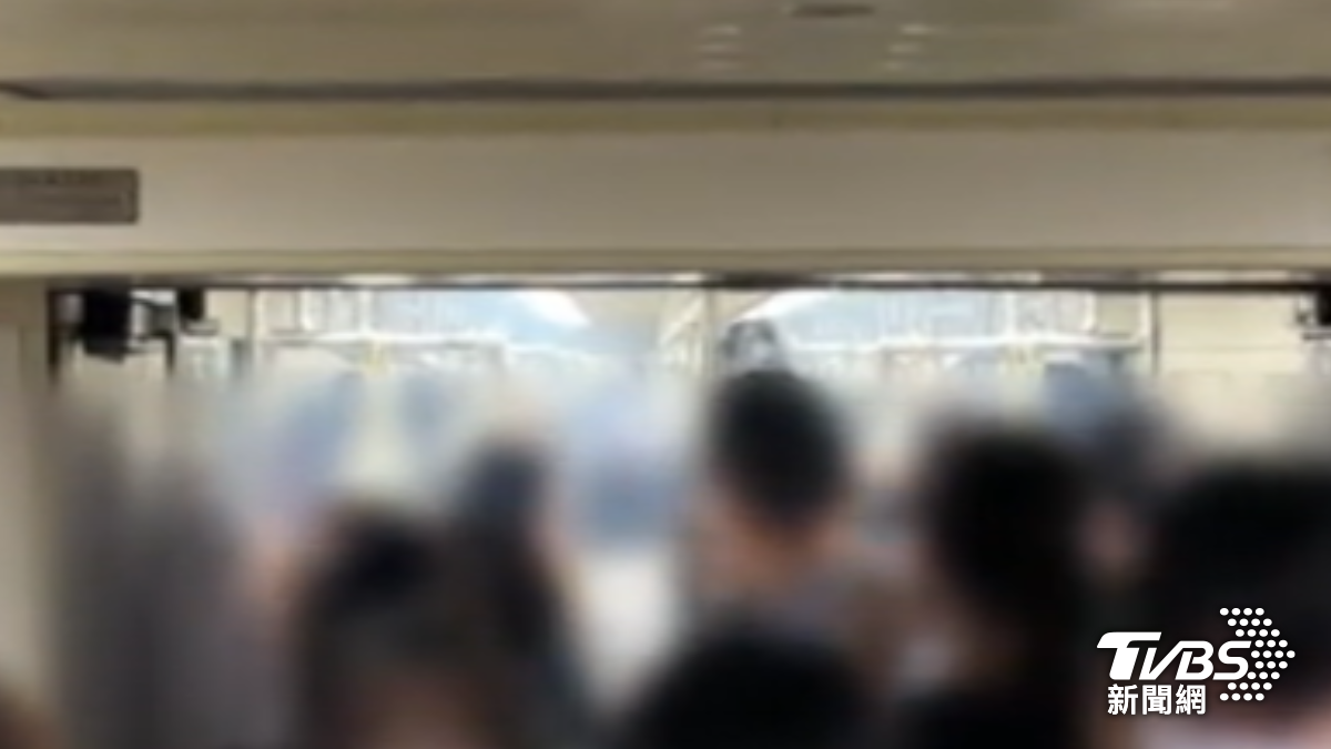 北捷車廂一早竄濃煙。（圖／_hungyu_ threads）