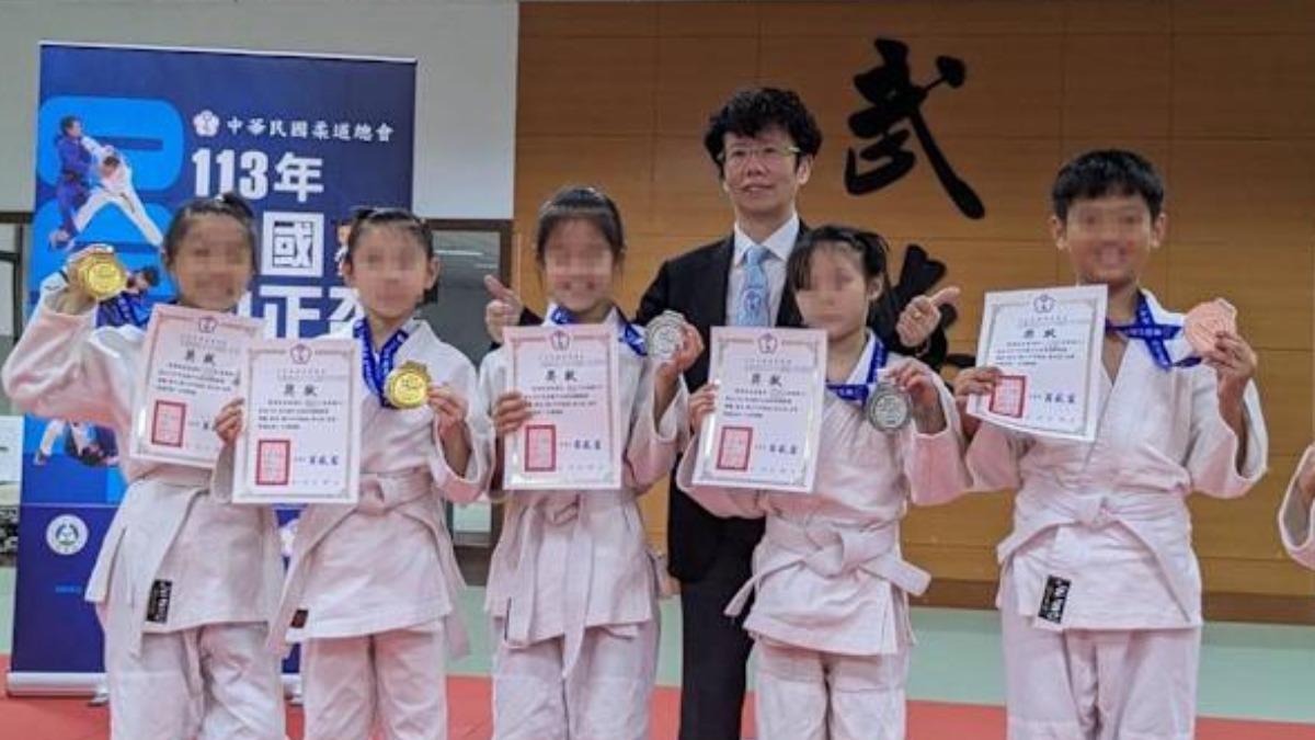 北市9位柔道小將，因為不是透過「學校」統一報名，被教育局駁回體育獎勵金申請。（圖／北市議員曾獻瑩提供）