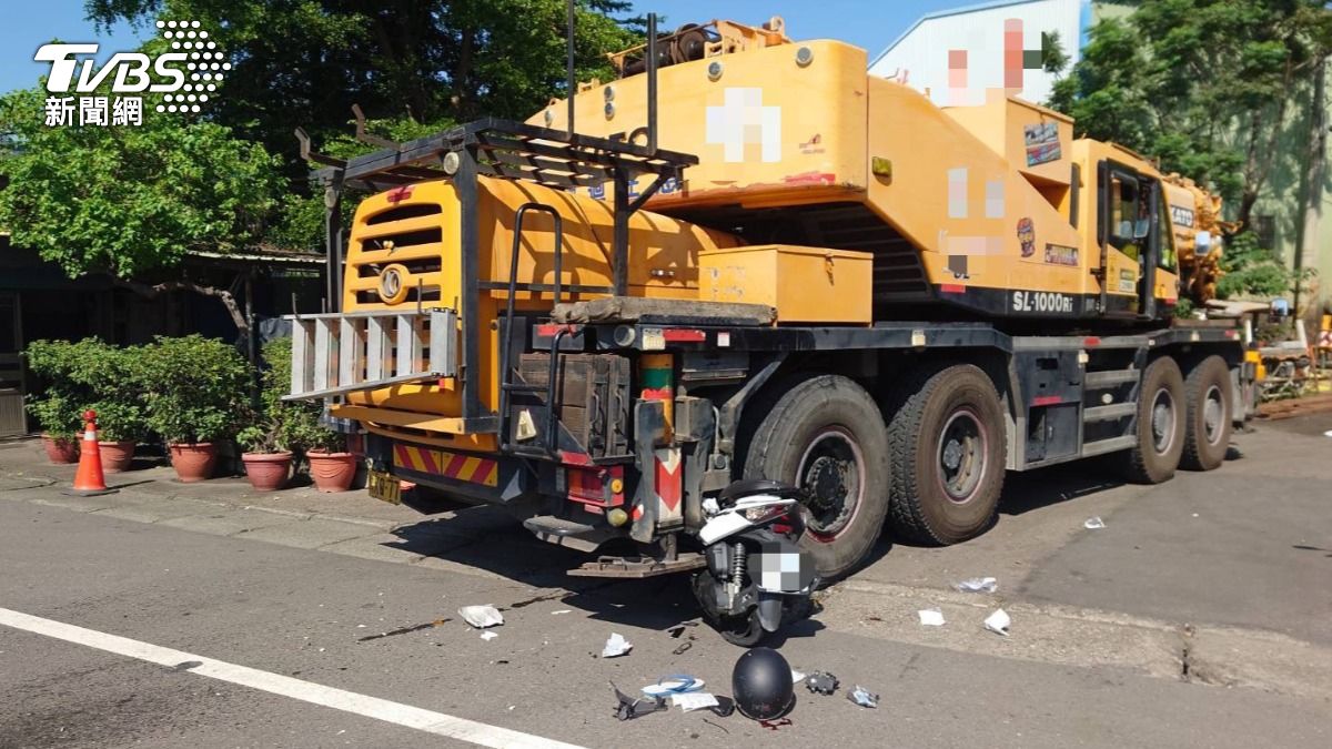 快訊/高雄18歲男慘死!吊車包夾輾碎機車 父認屍崩潰不語