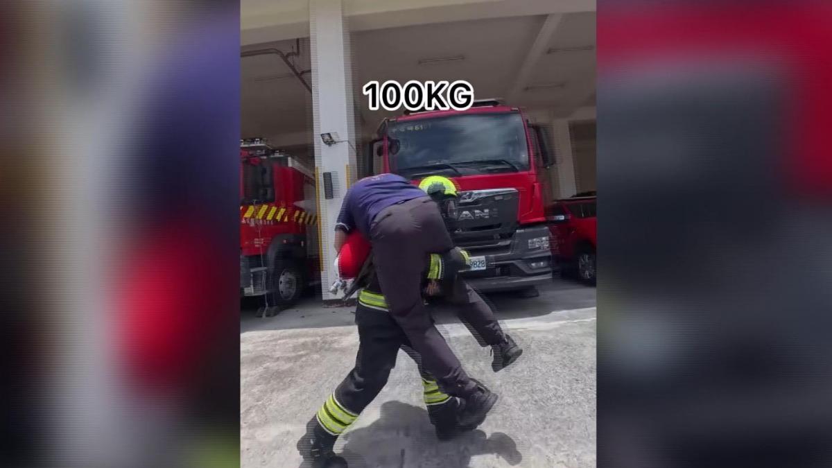 背著超過100公斤的重量進行訓練。(圖／threads/kb_firefighter)