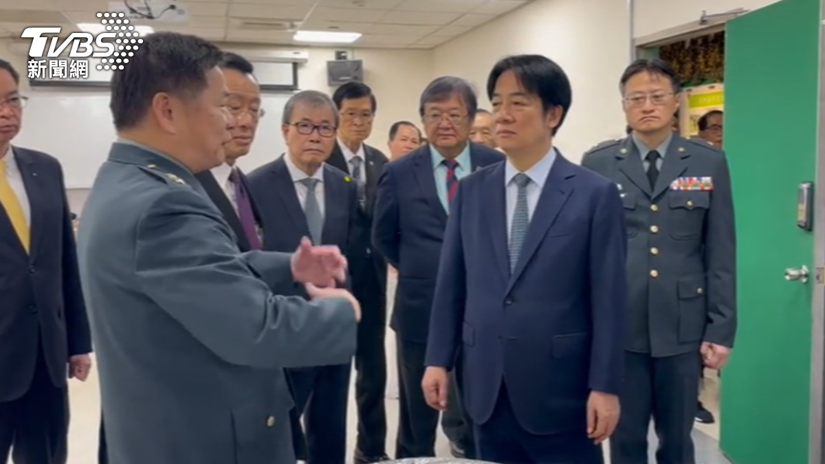 衛福部長邱泰源和教育部長鄭英耀多被點名撤換,今天(19日)早上同框總統,三人幾乎零互動。(圖/TVBS)