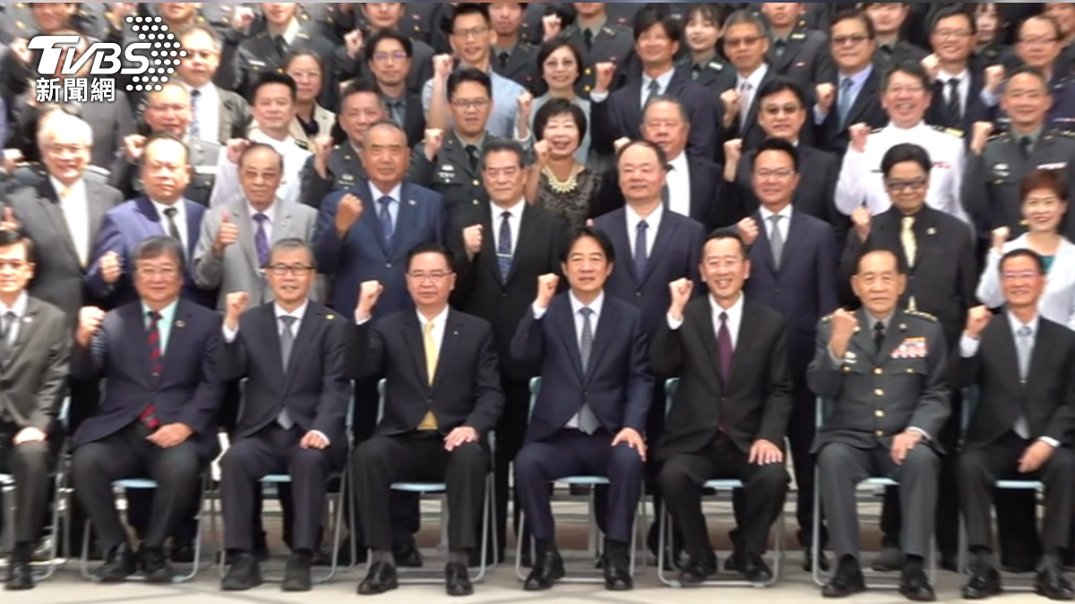 國防醫學院正式更名「國防醫學大學」, 作為三軍統帥的總統週二主持揭牌。(圖/TVBS)