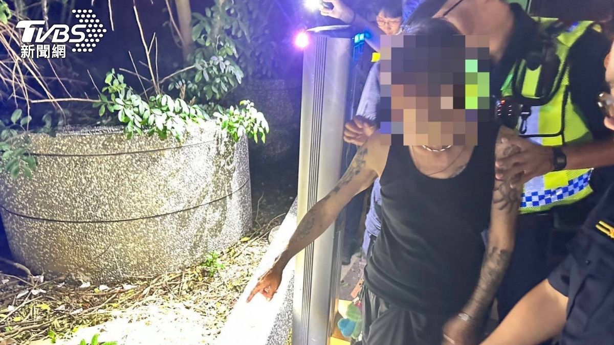黑色背心男子持刀砍傷同事。(圖/TVBS)