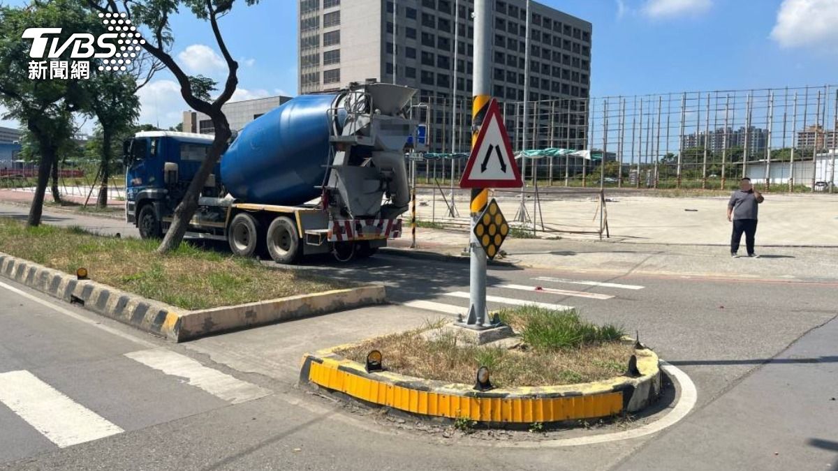 混凝土預拌車輾死腳踏車騎士。(圖/TVBS)