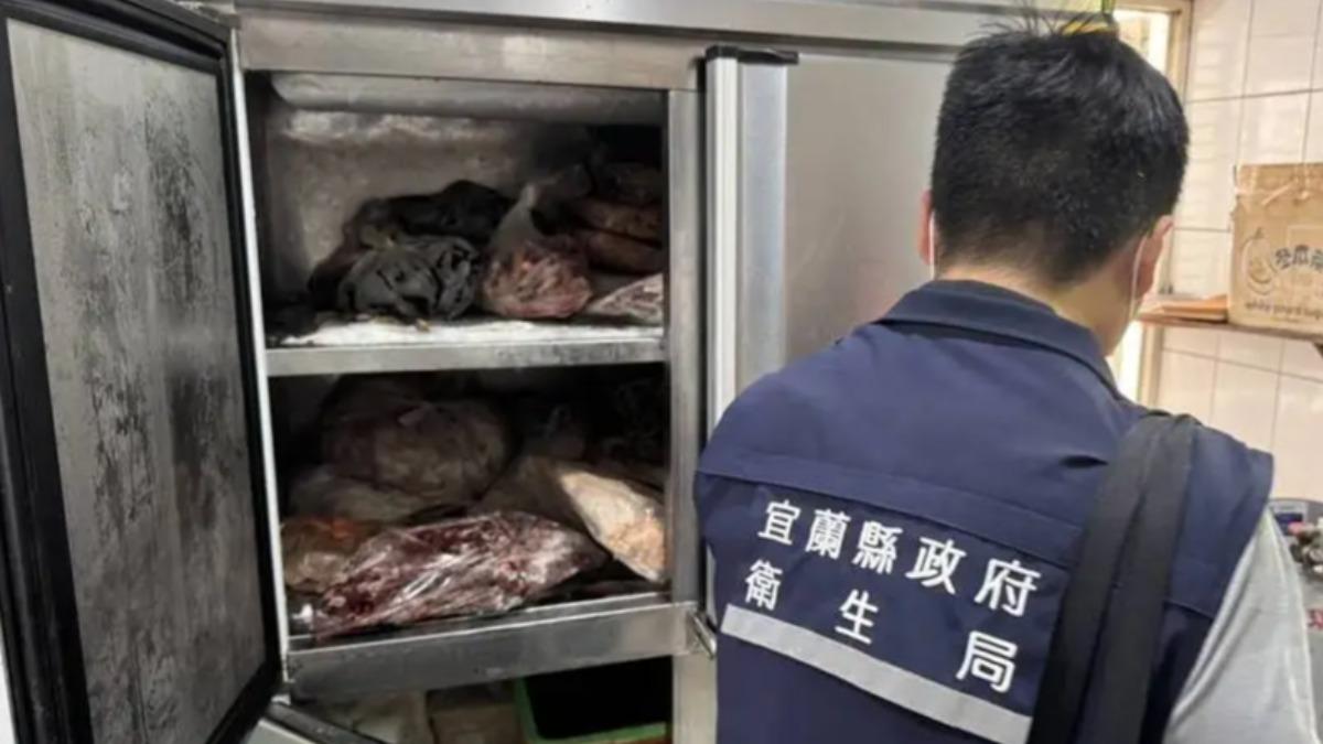 宜蘭東山鴨頭店爆「食材僅蓋紙板放高溫室外」！衛生局開查了