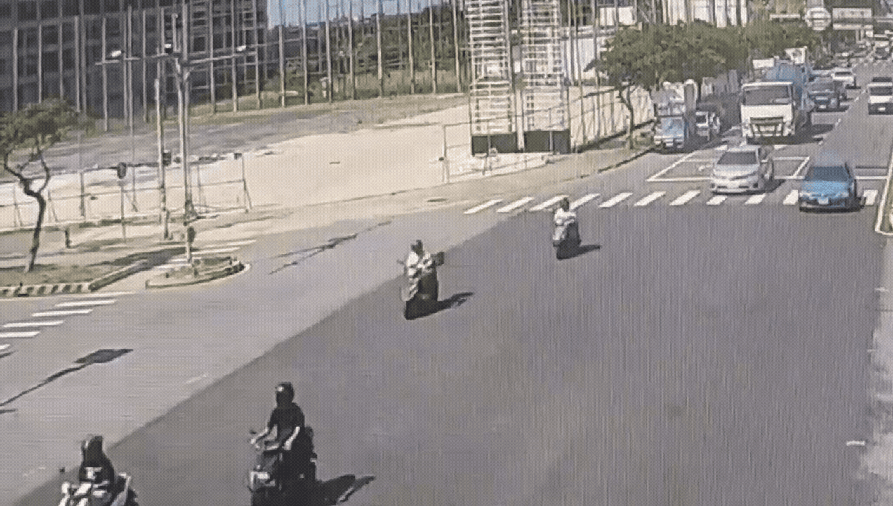 有片/桃園連2起死亡車禍!單車男捲混凝土車底喪命 驚悚影像曝